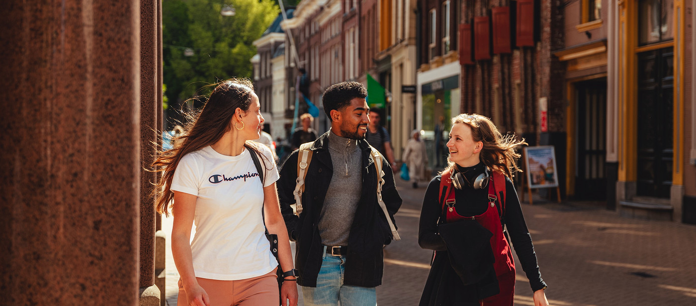 Studenten lopen in stad 2022.jpg